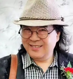 丁少华便装照