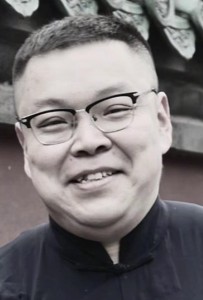 修明炎便装照