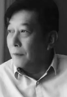 孔凡燕便装照
