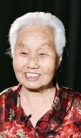 田迎春便装照